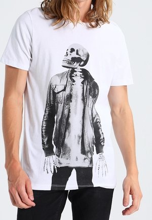 Person trägt weißes T-Shirt mit schwarzem Aufdruck eines Skeletts in Lederjacke und langem Hemd auf der Vorderseite.