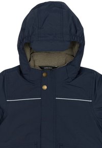 Vodoodporna mornarsko modra jakna s kapuco, svetlo sivo podlogo, dvema prsnima žepoma, srebrnimi odsevnimi črtami in bronastimi pritrdilnimi gumbi.