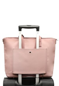 Pink syntetisk rejsetaske med dobbelte håndtag, lynlåslukket rum og en flad lomme på forsiden, monteret på et kuffert håndtag.