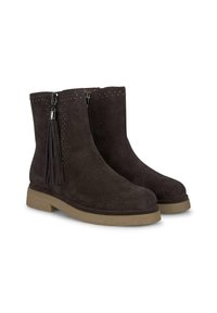 Ciemnoszare zamszowe botki za kostkę z ćwiekami wzdłuż zamka, ozdobione frędzlami i jasnobrązową gumową podeszwą.