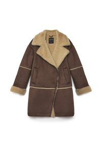 Manteau en fausse peau de mouton marron avec un large col, deux poches avant, et une doublure beige contrastante sur les poignets et les coutures. Fermeture éclair à l'avant.