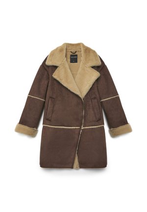 Manteau en fausse peau de mouton marron avec un large col, deux poches avant, et une doublure beige contrastante sur les poignets et les coutures. Fermeture éclair à l'avant.