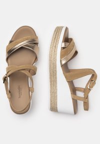 Sandali platform beige con cinturini metallici incrociati, dettagli in suede, suole in gomma bianca e una soletta avvolta in corda. Fibbia alla caviglia regolabile.