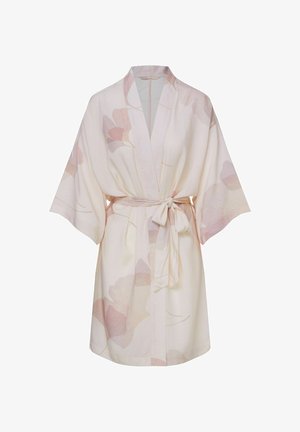 Kwiatowy kimono w miękkich pastelowych kolorach, z szerokimi rękawami, wiązaniem w talii oraz gładkim materiałem z delikatnym nadrukiem liści.