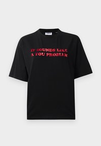 Tricou scurt negru cu mânecă scurtă, având text roșu care citește "PARE CĂ E O PROBLEMA TA" centrat pe piept.
