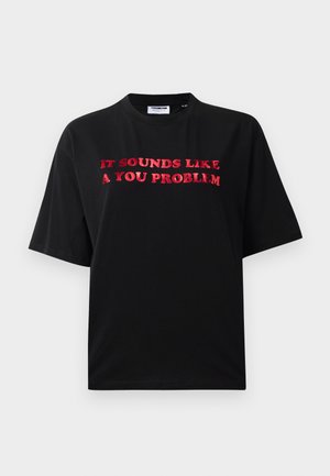 Schwarzes T-Shirt mit kurzen Ärmeln und rotem Text, der in der Mitte der Brust "ES HÖRT SICH NACH EINEM PROBLEM FÜR DICH AN" lautet.