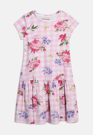 Rochie cu mâneci scurte, în carouri roz și alb, cu tiv cu volănașe, decorată cu trandafiri mari roz, flori violet, frunze verzi și fluturași mici galbeni.