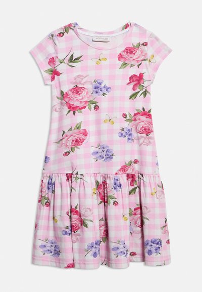 Ροζ και άσπρο καρό φόρεμα με κοντά μανίκια και βολάν στο τελείωμα, διακοσμημένο με μεγάλα ροζ τριαντάφυλλα, μοβ λουλούδια, πράσινα φύλλα και μικρές κίτρινες πεταλούδες.