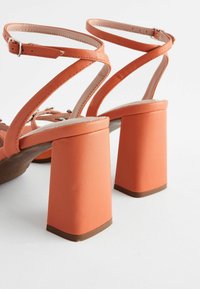 Next FOREVER COMFORT® JEWEL FLOWERS BLOCK HEEL REGULAR FIT - Sandalai - orange