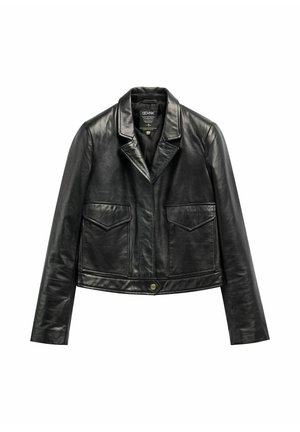 Czarna skórzana kurtka typu cropped z kołnierzem z wycięciem, dwoma przednimi kieszeniami z klapą, długimi rękawami oraz zapięciem na zatrzaski u dołu.