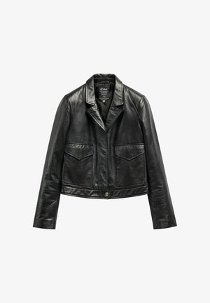 Czarna skórzana kurtka typu cropped z kołnierzem z wycięciem, dwoma przednimi kieszeniami z klapą, długimi rękawami oraz zapięciem na zatrzaski u dołu.