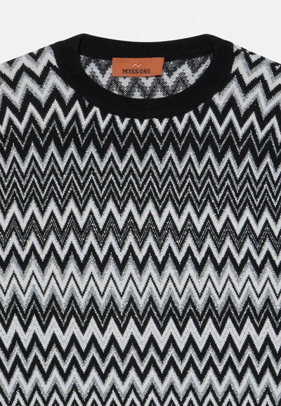 Črno-bela pulover z zigzag vzorcem, izdelan iz teksturirane pletenine. Ima okroglo ovratnico in usnjeno oznako z napisom "MISSONI."
