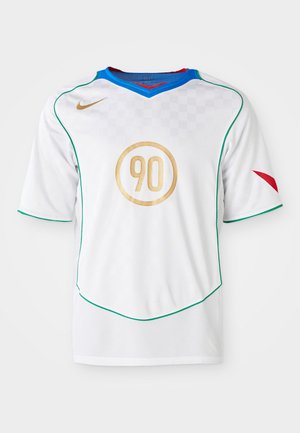 Valkoinen jalkapallopaita, jossa on vihreä reunus, kultainen ympyräinen '90' logo, sininen kaulus ja punainen yksityiskohta vasemmassa hihassa. Ruudullinen kuvio.