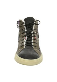 High-Top-Sneaker mit schwarzer Lederzehe, olivgrünen Seiten, weichem Futter, strukturierten Akzenten und mehrfarbigem Druck an den Seiten.