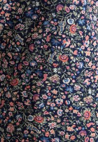 Tmavá tkanina s kvetinovým vzorom obsahujúcim ružové, modré a zelené odtiene. Textúra sa zdá byť ryhovaná, s rôznymi tvarmi kvetov a detailmi listov.