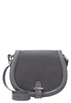 Donkergrijze leren crossbodytas met getextureerde rand, klepsluiting en verstelbare band opgerold aan de voorkant.