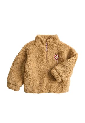 Beige sherpa fleece trøje med kvart lynlås og broderet rød og hvid bånddetalje på venstre bryst.