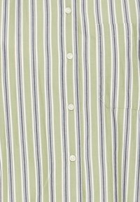 Overhemd met knopen en verticale strepen in lichtgroen, wit en marineblauw. Voorzien van een zak, plastic knopen en een zachte, lichte textuur.