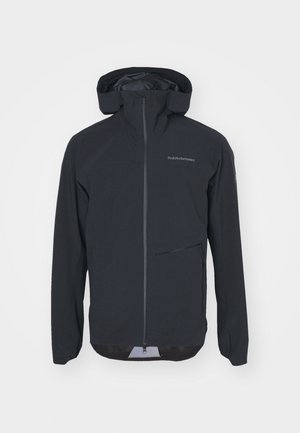 Schwarze wasserdichte Jacke mit taillierter Passform, verstellbarer Kapuze, Frontreißverschluss und Seitentasche. Glatte Textur mit minimalen Markenlogo-Details.