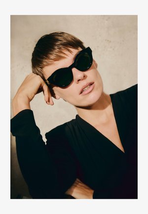 Gucci Aurinkolasit - black/green