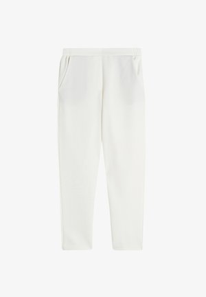 Witte, taps toelopende broek gemaakt van een gladde stof. Kenmerkt zich door zijzakken en een elastische tailleband. Geen zichtbare patronen of accenten.