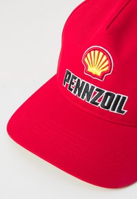 Cappello da baseball rosso con visiera curva, dotato di loghi ricamati: un emblema giallo della Shell e "PENNZOIL" in grassetto nero.