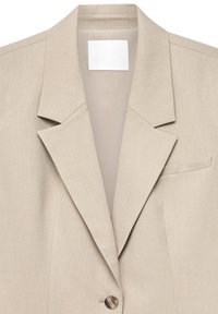 Beige skræddersyet blazer med hakkede revers, enkeltknapslukning, brystlomme og synligt mærke indeni kraven.