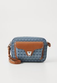 Borsa a tracolla in tessuto blu con motivo, dettagli in pelle marrone e chiusura in argento. Presenta una tracolla regolabile e una forma rettangolare.