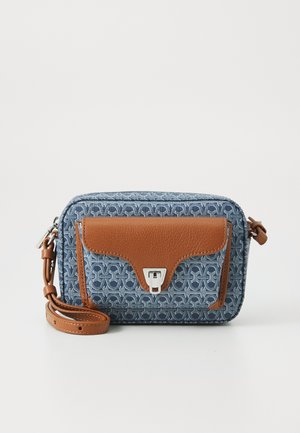 Borsa a tracolla in tessuto blu con motivo, dettagli in pelle marrone e chiusura in argento. Presenta una tracolla regolabile e una forma rettangolare.