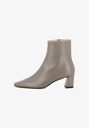 Stivale alla caviglia grigio in pelle con punta appuntita e tacco a blocco. Texture liscia e chiusura con zip sul retro. Design minimalista.