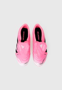 Botas de futebol cor-de-rosa brilhante com um design elegante, apresentando um cabedal texturizado, detalhes pretos e um acabamento prateado na sola.