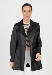 Schwarze Lederjacke mit Reverskragen, Reißverschlusstaschen und taillierter Passform. Glatte Textur mit leichtem Glanz, knielanges Design.