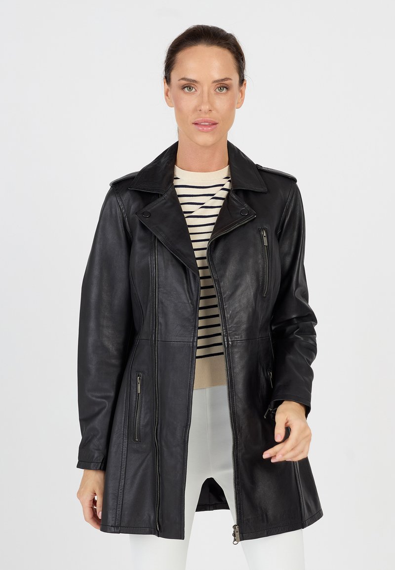 Schwarze Lederjacke mit Reverskragen, Reißverschlusstaschen und taillierter Passform. Glatte Textur mit leichtem Glanz, knielanges Design.