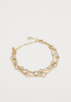 Bracciale multi-strand in oro con cristalli rotondi trasparenti incastonati in incastonature circolari, dotato di chiusura a moschettone e catena regolabile.