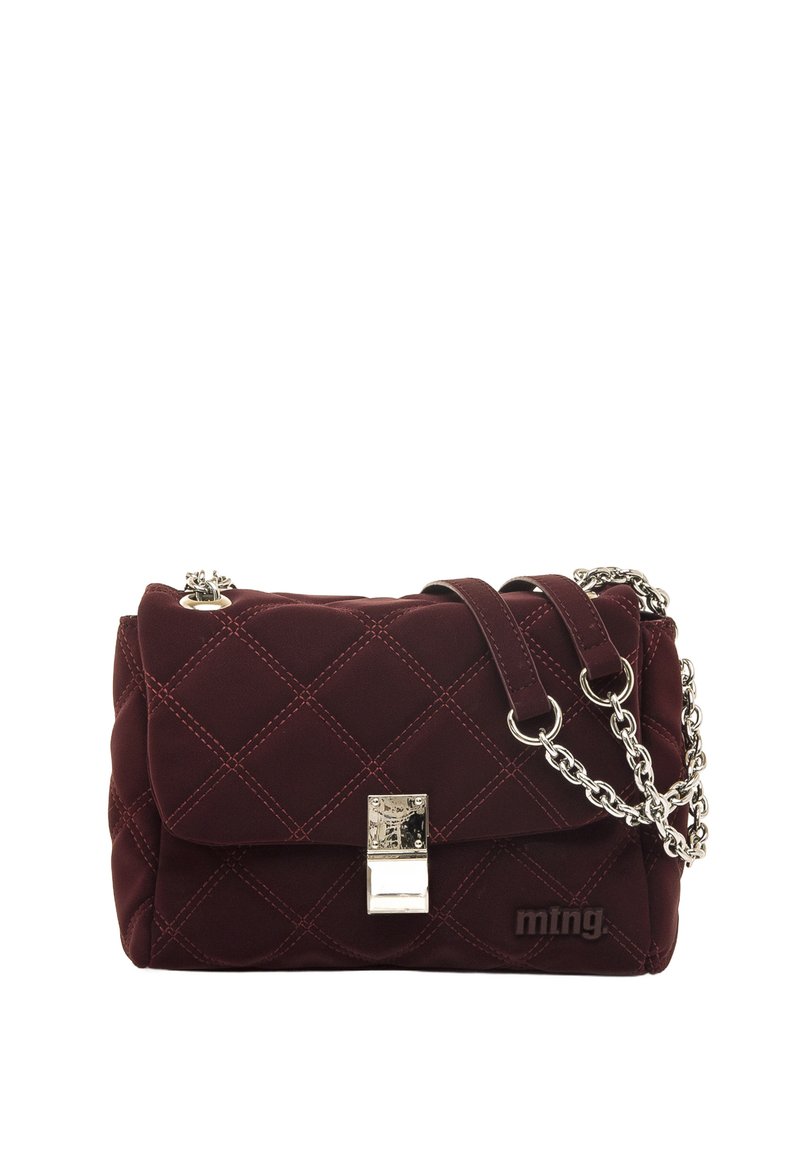 Borsa a tracolla trapuntata color bordeaux realizzata in tessuto testurizzato, con clap di chiusura in argento e tracolla a catena, con logo impresso sul davanti.