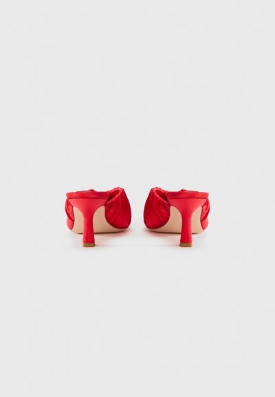 Κόκκινα σατέν mules με δεμένο σχέδιο στο πίσω μέρος, διακοσμημένα με κοντό, σταθερό κόκκινο τακούνι με χρυσή λεπτομέρεια. Με λείο υφή και ανοιχτή μύτη.