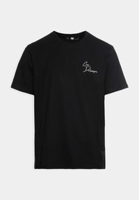 Černé bavlněné tričko s kulatým výstřihem. Na levé části hrudi se nachází malá bílá grafika s podpisem. Krátké rukávy a volnější střih.