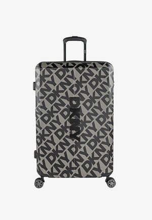 Maleta rígida con cuerpo gris decorado con un patrón del logo de DKNY en negro, asa telescópica y cuatro ruedas giratorias para facilitar su maniobrabilidad.