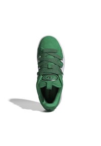 Gröna mockasneakers med texturerade snören, rund tå och vit gummisula. Har logotyp på tungan och hälen samt vadderad krage för komfort.