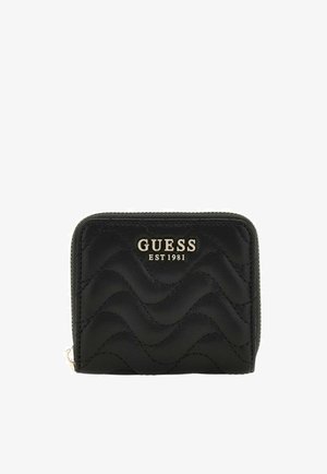 Musta tikattu lompakko, joka on valmistettu tekonahasta. Siinä on vetoketjukiinnitys ja kullanvärinen "GUESS EST 1981" -logo etupuolella. Pintastruktuurissa on aaltoileva kuvio.