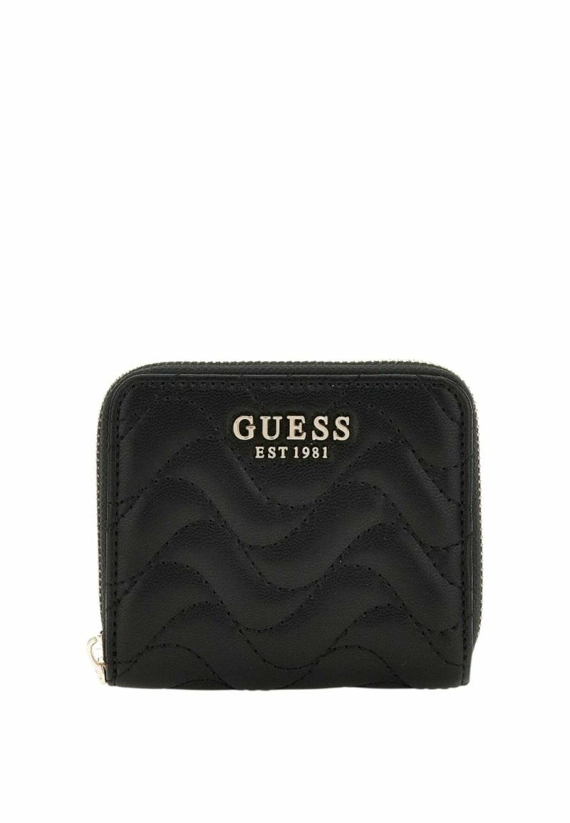 Musta tikattu lompakko, joka on valmistettu tekonahasta. Siinä on vetoketjukiinnitys ja kullanvärinen "GUESS EST 1981" -logo etupuolella. Pintastruktuurissa on aaltoileva kuvio.