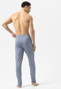 Blauw gebloemde pyjamabroek met een relaxte pasvorm en een elastische tailleband, met een gestreept ontwerp en kleine bloemenaccenten.