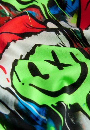 Kleurrijke stof met een levendige groene achtergrond, zwarte omtrek, rode accenten en abstracte ontwerpen, wat een speelse grafische patroon oplevert.