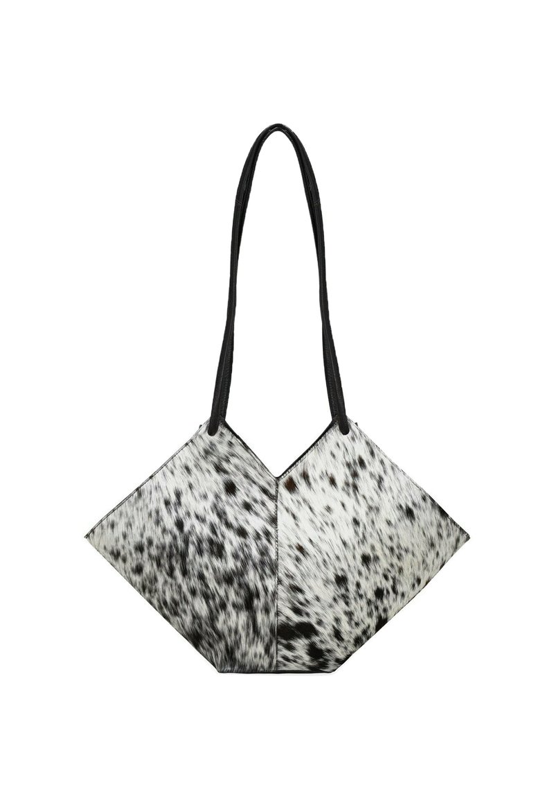 Bolso de mano de lunares en blanco y negro con una forma de diamante única, fabricado con material texturizado, que cuenta con dos asas de hombro negras.