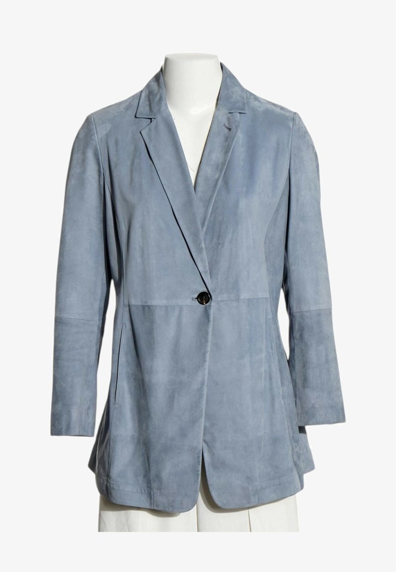 Blazer en daim bleu clair avec revers crantés, manches longues, fermeture par un bouton noir unique et poches latérales sur un mannequin blanc.