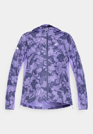 Veste de sport violette avec un motif tourbillonnant dans des teintes plus foncées, zippée sur toute la longueur et avec capuche. Tissu léger, texture lisse et ouvertures pour les pouces.