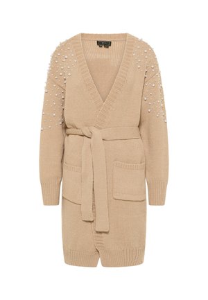 Cardigan beige lavorato a maglia con scollo a V, cintura, due tasche frontali e decorazioni di perle sulle spalle. Tessuto morbido e vestibilità rilassata.
