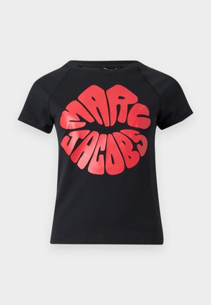 Μαύρο t-shirt με κοντά μανίκια και μεγάλο, έντονο κόκκινο κείμενο «Marc Jacobs» σε στρογγυλεμένη, φουσκωτή γραμματοσειρά στο κέντρο του μπροστινού μέρους.
