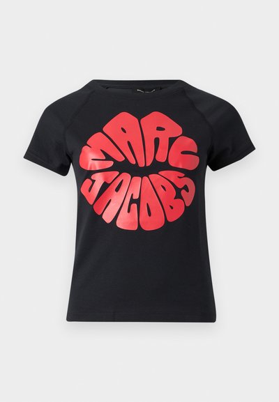 Μαύρο t-shirt με κοντά μανίκια και μεγάλο, έντονο κόκκινο κείμενο «Marc Jacobs» σε στρογγυλεμένη, φουσκωτή γραμματοσειρά στο κέντρο του μπροστινού μέρους.