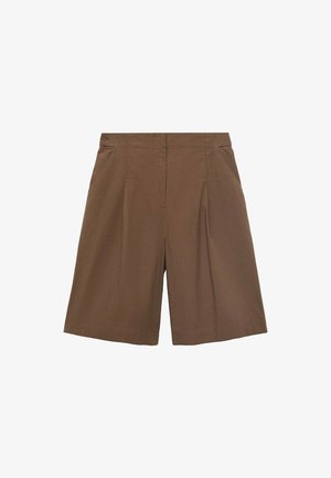 Shorts marron ajustés avec une coupe plate, des plis et des poches latérales. Fabriqués à partir d'un tissu léger, offrant une coupe décontractée et des bords ourlés.